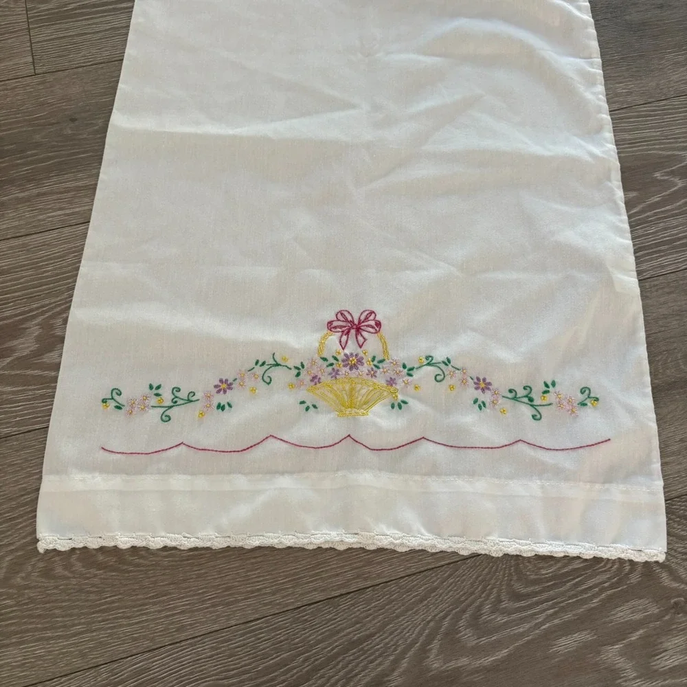 Vintage Thomaston White Hand‎ Embroidered No Iron USA Made Standard Pillowcase
